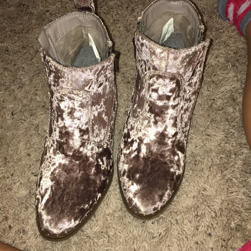 American eagle velvet booties